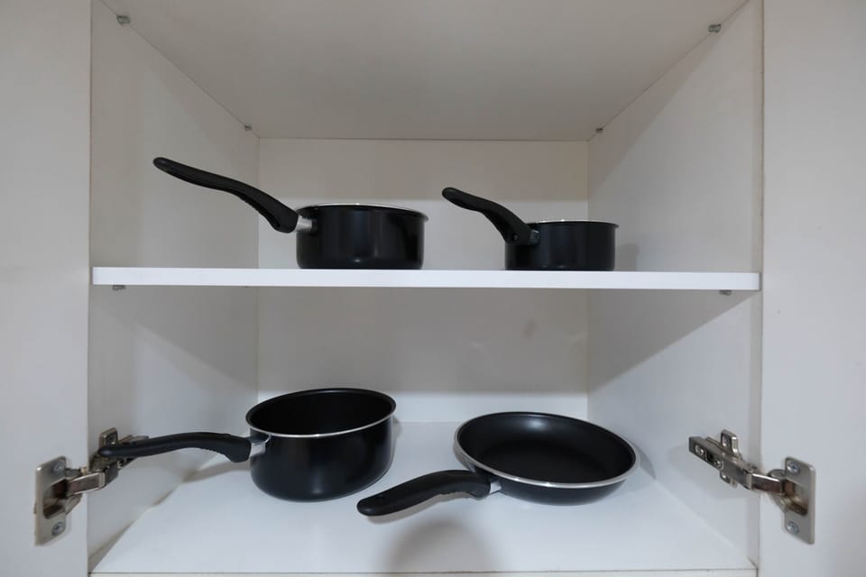 Room | Private kitchenette | Fridge, stovetop, electric kettle, cookware/dishes/utensils