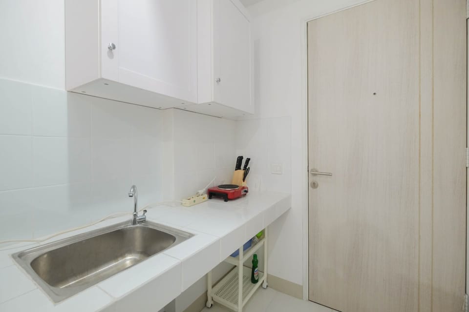 Room | Private kitchen | Fridge, stovetop, cookware/dishes/utensils