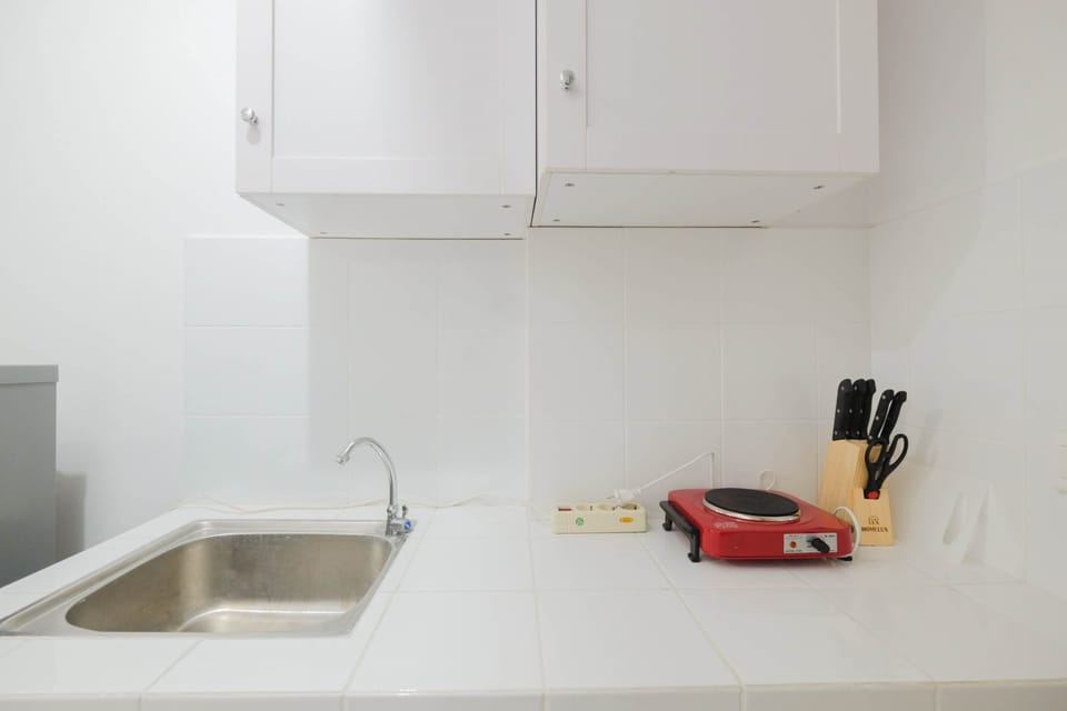 Room | Private kitchen | Fridge, stovetop, cookware/dishes/utensils