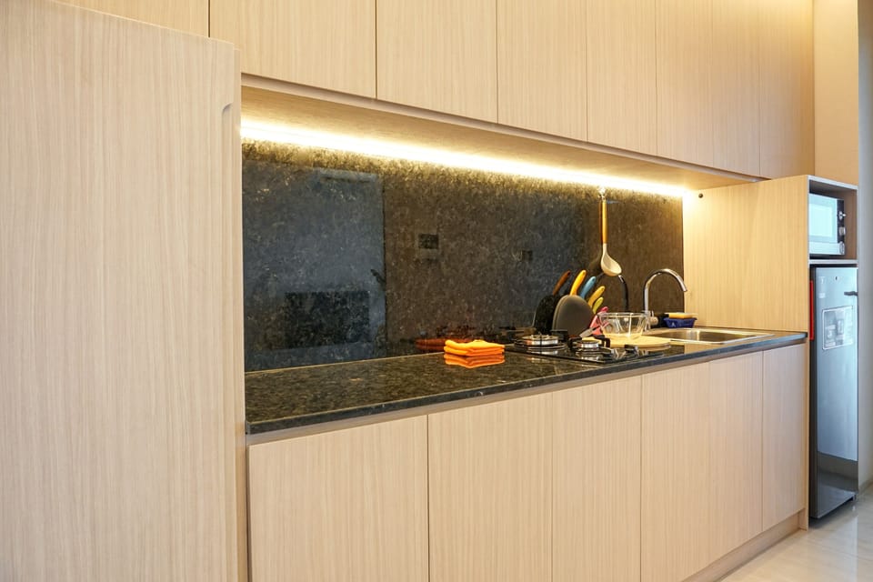 Room | Private kitchenette | Fridge, stovetop, cookware/dishes/utensils