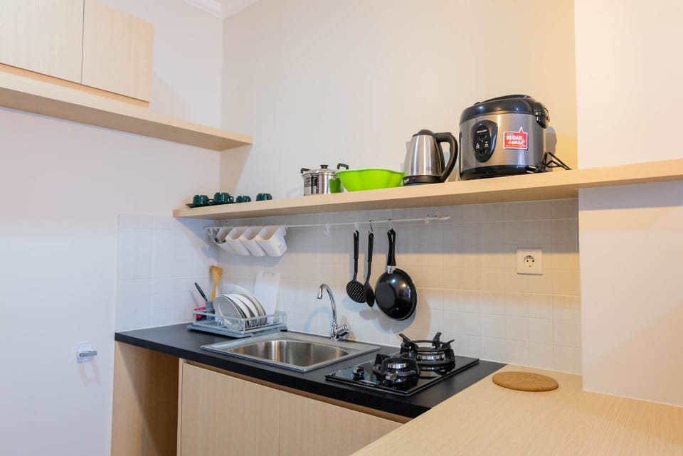 Room | Private kitchenette | Fridge, stovetop, cookware/dishes/utensils