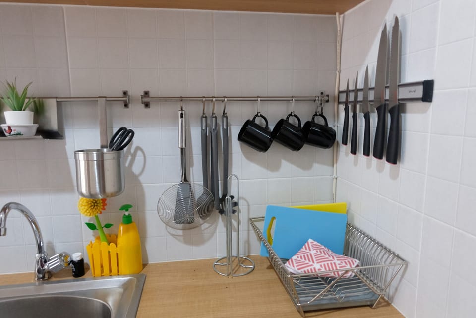 Room | Private kitchenette | Fridge, stovetop, cookware/dishes/utensils