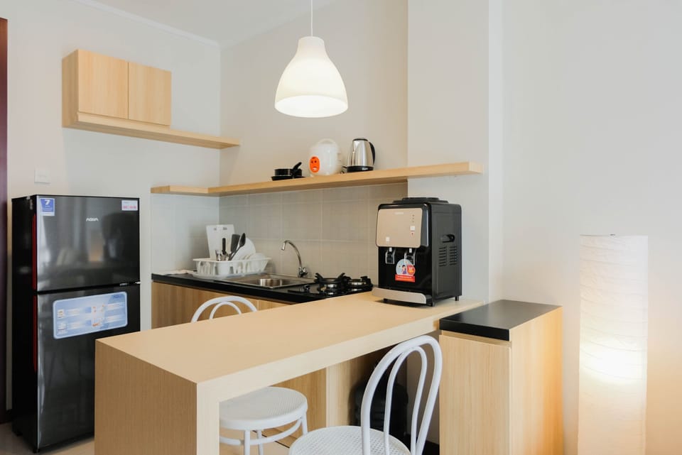 Room | Private kitchenette | Fridge, stovetop, electric kettle, cookware/dishes/utensils