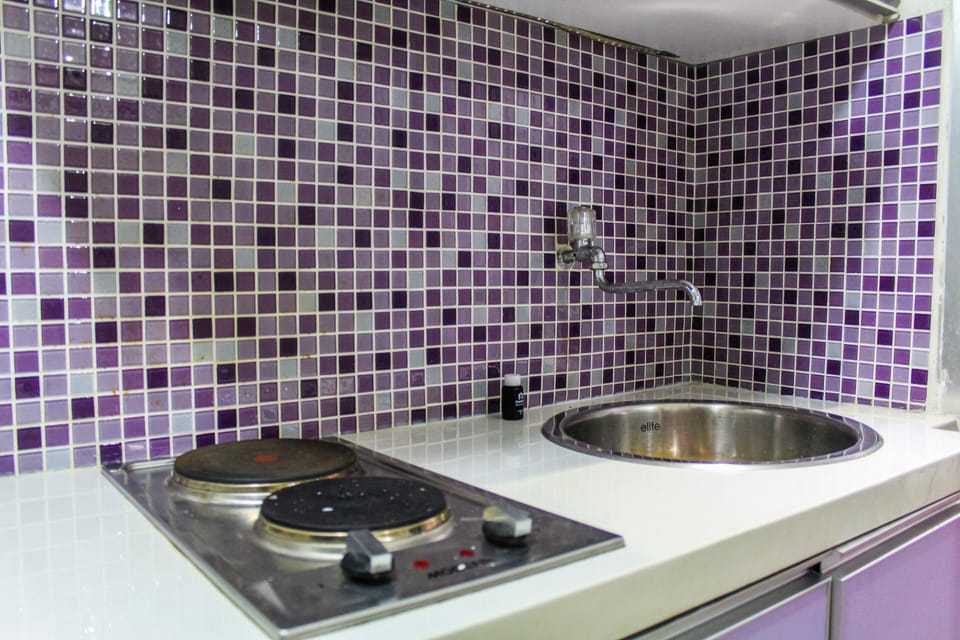 Room | Private kitchenette | Fridge, stovetop, cookware/dishes/utensils