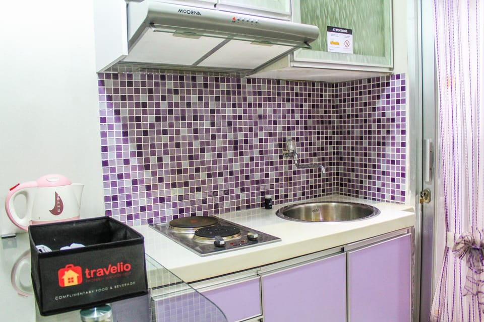 Room | Private kitchenette | Fridge, stovetop, cookware/dishes/utensils