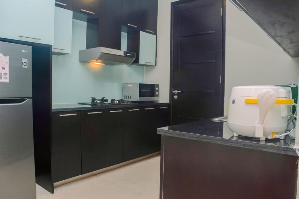 Room | Private kitchenette | Fridge, stovetop, cookware/dishes/utensils
