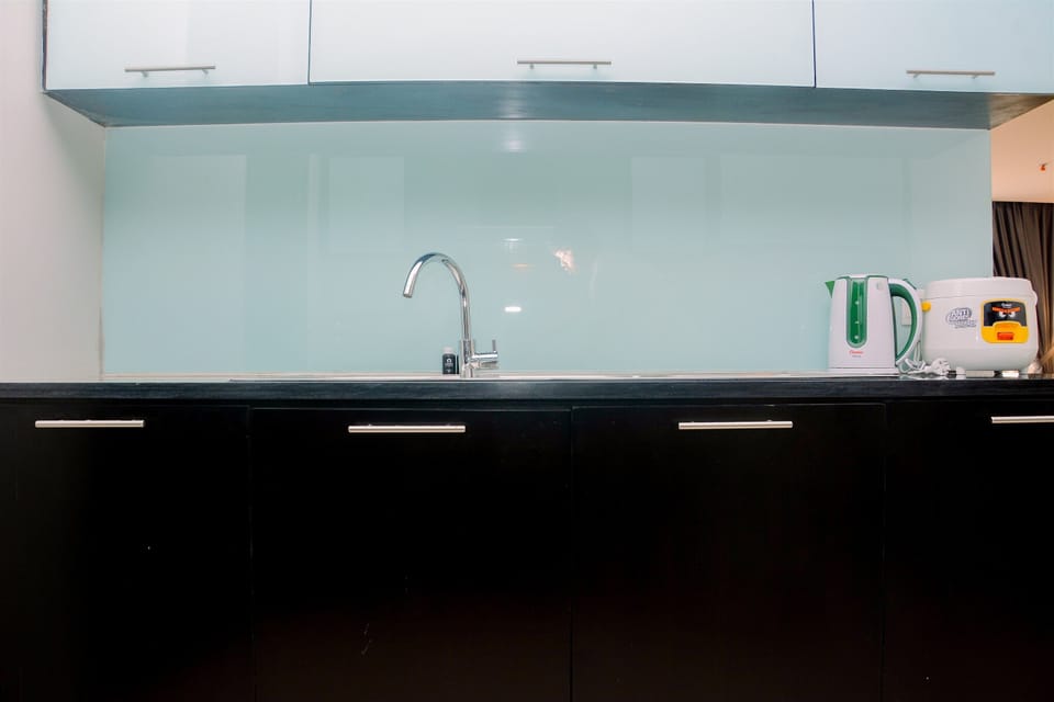 Room | Private kitchenette | Fridge, stovetop, cookware/dishes/utensils