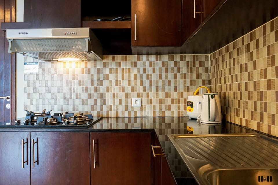 Room | Private kitchenette | Fridge, stovetop, cookware/dishes/utensils