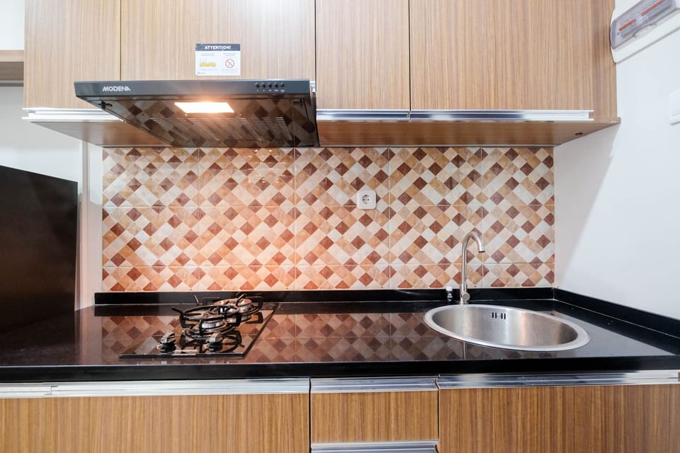 Room | Private kitchenette | Fridge, stovetop, cookware/dishes/utensils