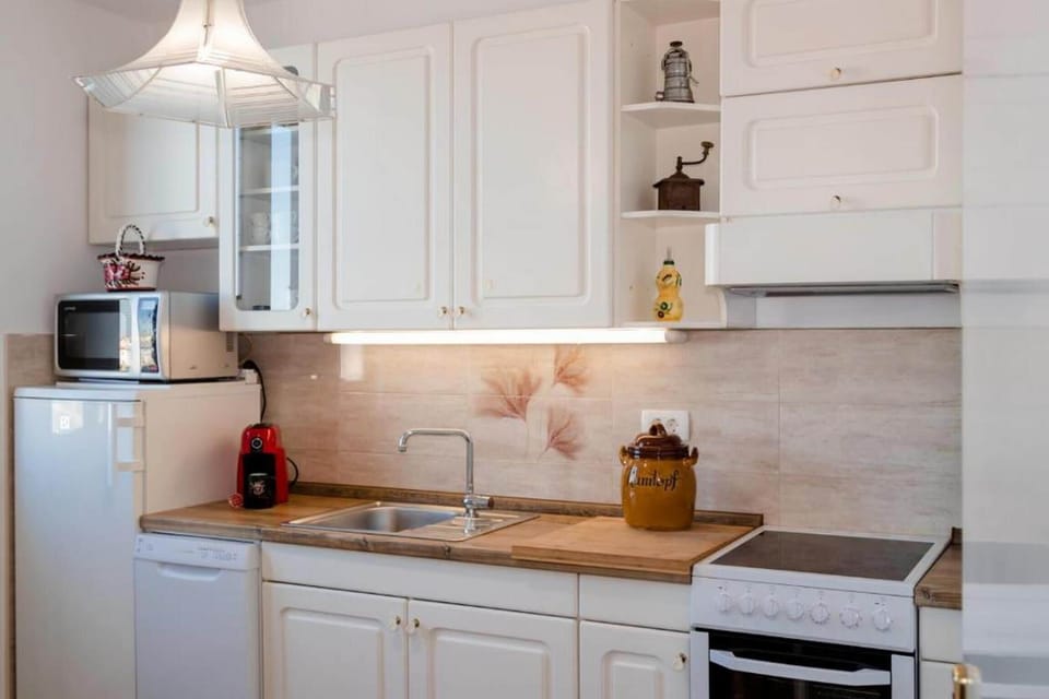 Classic Apartment (Two bedroom apartment) | Private kitchen | Fridge, cookware/dishes/utensils