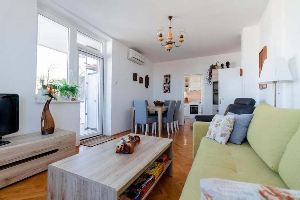 Classic Apartment (Two bedroom apartment) | Living room | TV, stereo