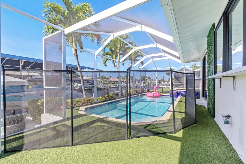 Pool safety fence to keep your littles safe