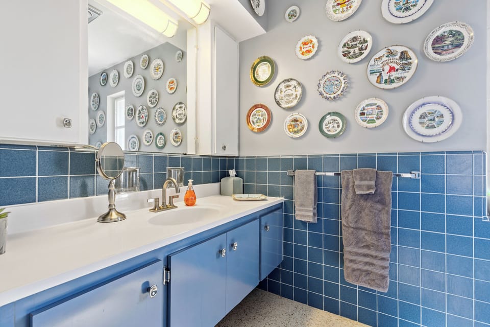 Master bath...look for retro plate from your state!