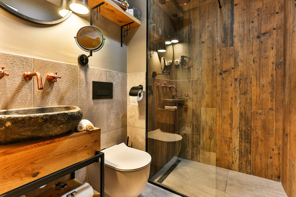 Deluxe Triple Room | Bathroom | Shower, free toiletries, hair dryer, slippers