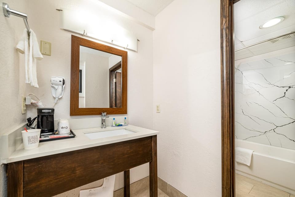 Combined shower/tub, towels