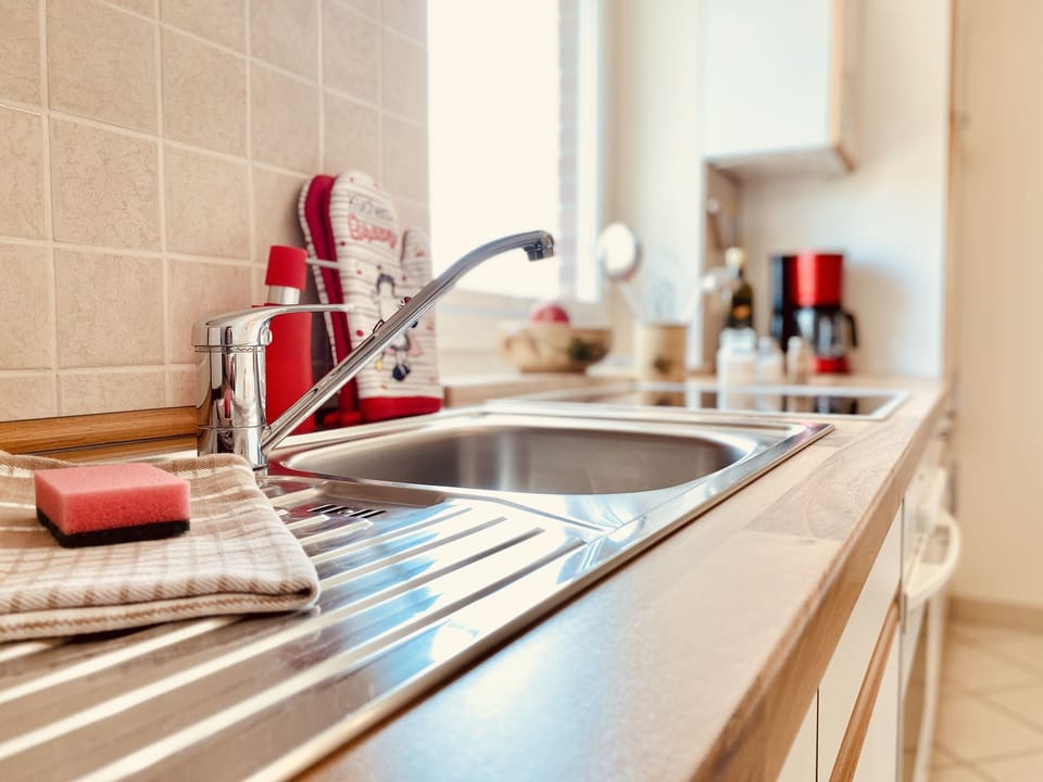 Deluxe Apartment, Private Bathroom, Garden View (Garten-1Schlafzimmer-DG) | Shared kitchen