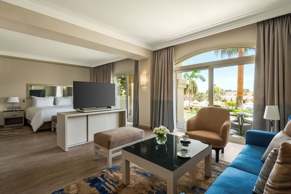 Free minibar, in-room safe, blackout drapes, free WiFi