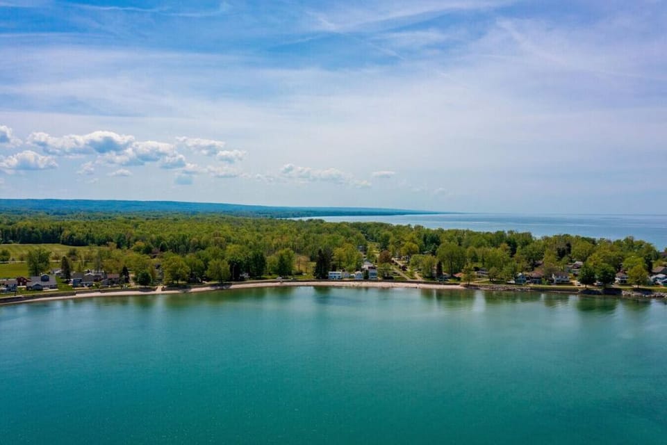 Vintage Lakefront Home in Historic Van Buren Point Cottage in Lake Erie