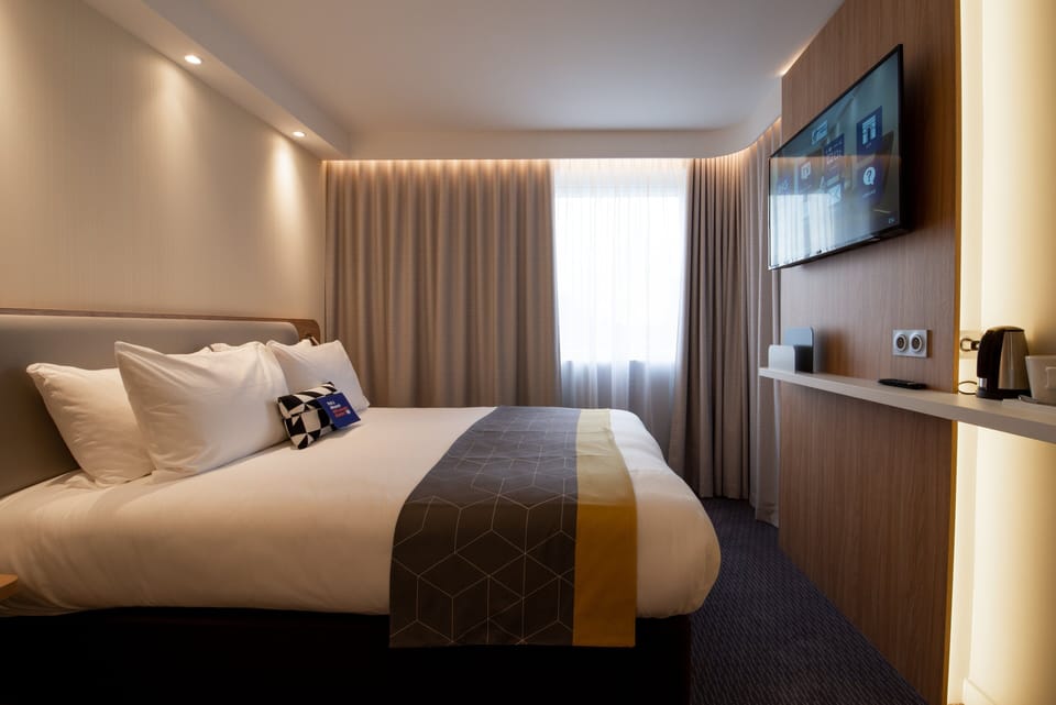 In-room safe, laptop workspace, blackout drapes, iron/ironing board