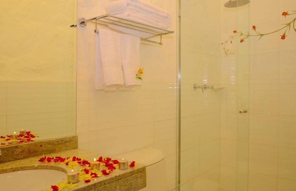 Superior Triple Room | Bathroom | Shower, free toiletries, hair dryer, towels