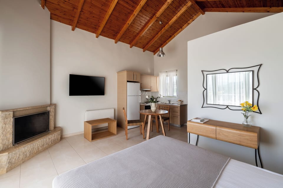 Comfort Studio | Private kitchen | Full-size fridge, oven, stovetop, coffee/tea maker