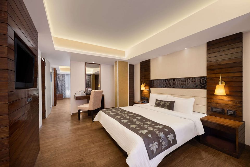 Deluxe Room, 1 Double Bed (24SQM) | Premium bedding, minibar, in-room safe, desk