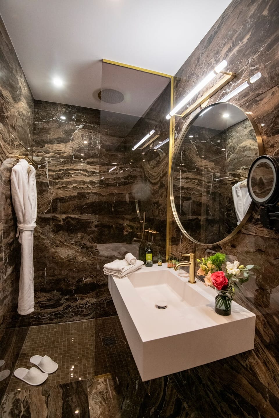 Single Room | Bathroom | Combined shower/tub, free toiletries, hair dryer, bathrobes
