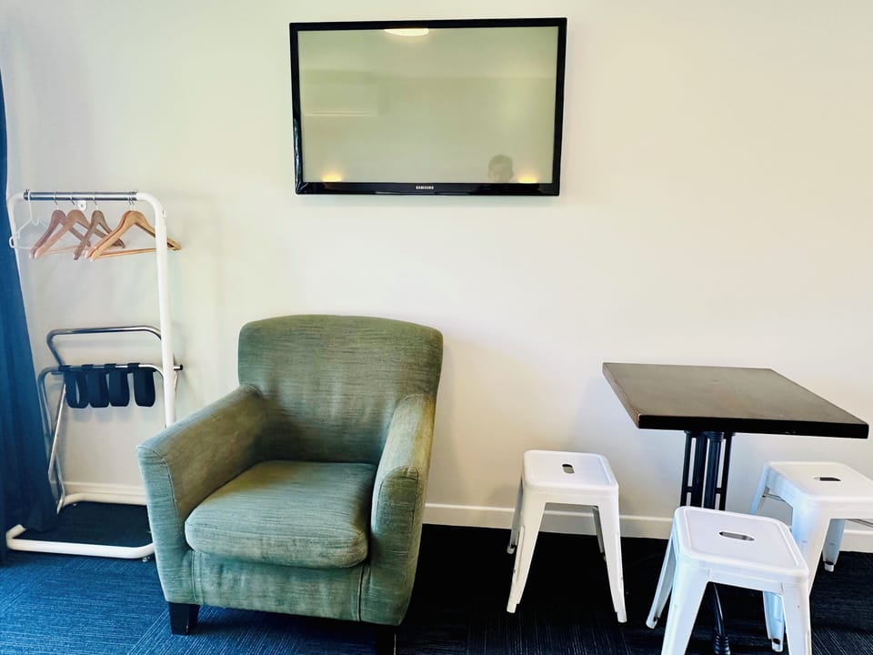 Deluxe Studio Suite | Desk, iron/ironing board, free WiFi, bed sheets