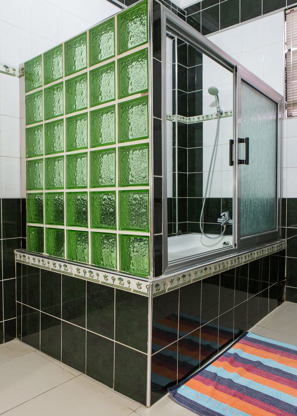 Executive Room | Bathroom | Free toiletries, towels
