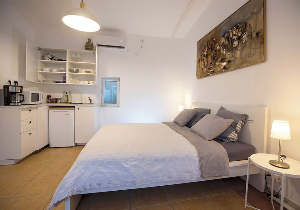 Queen size bed with kitchenette - microwave, coffee maker, kettle. small fridge.