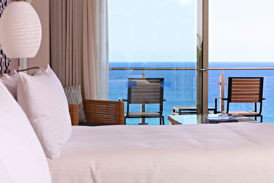 Finisterra Suite | Free minibar, in-room safe, desk, blackout drapes