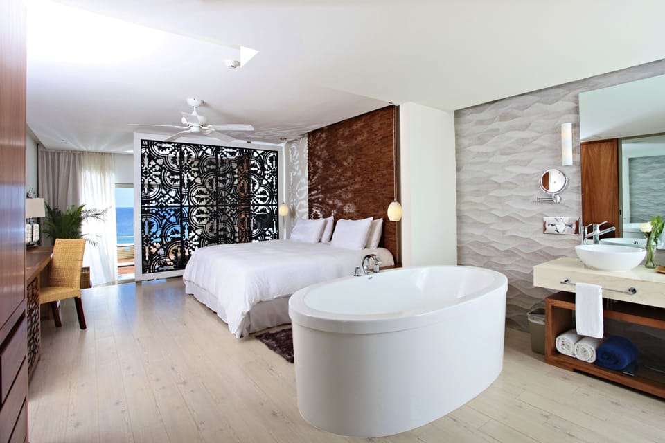 Finisterra Suite | Free minibar, in-room safe, desk, blackout drapes