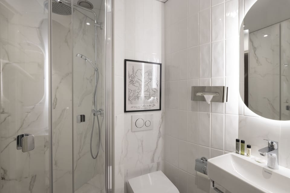 Single Room | Bathroom | Hair dryer, towels, soap, shampoo