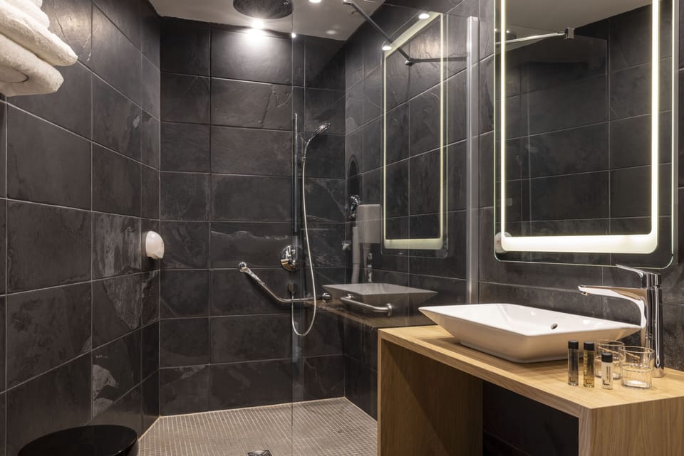 Junior Suite | Bathroom | Hair dryer, towels, soap, shampoo
