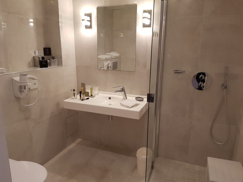 6-chambre sur patio | Bathroom | Free toiletries, hair dryer, towels, soap