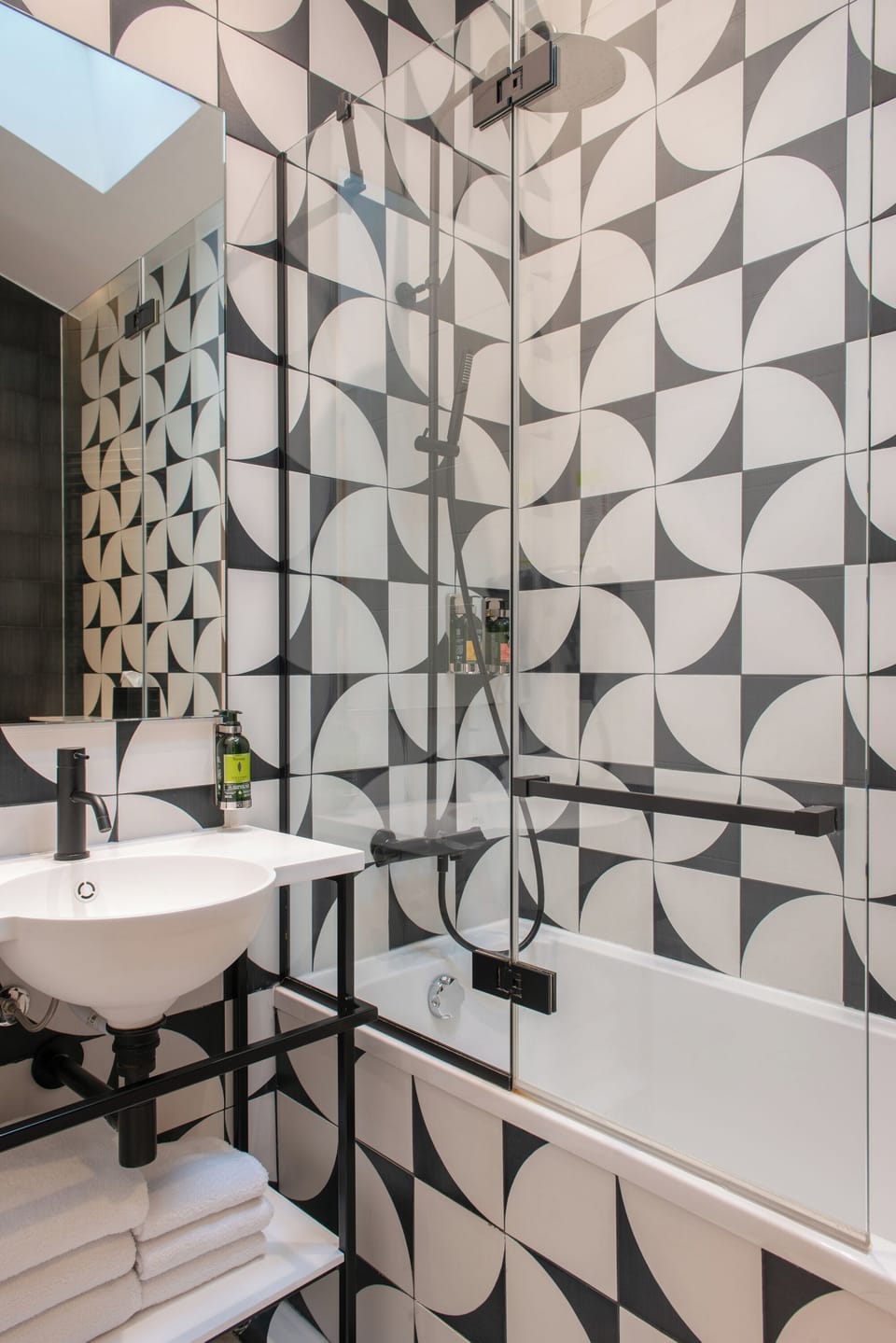 Triple Room | Bathroom | Free toiletries, hair dryer, towels, soap