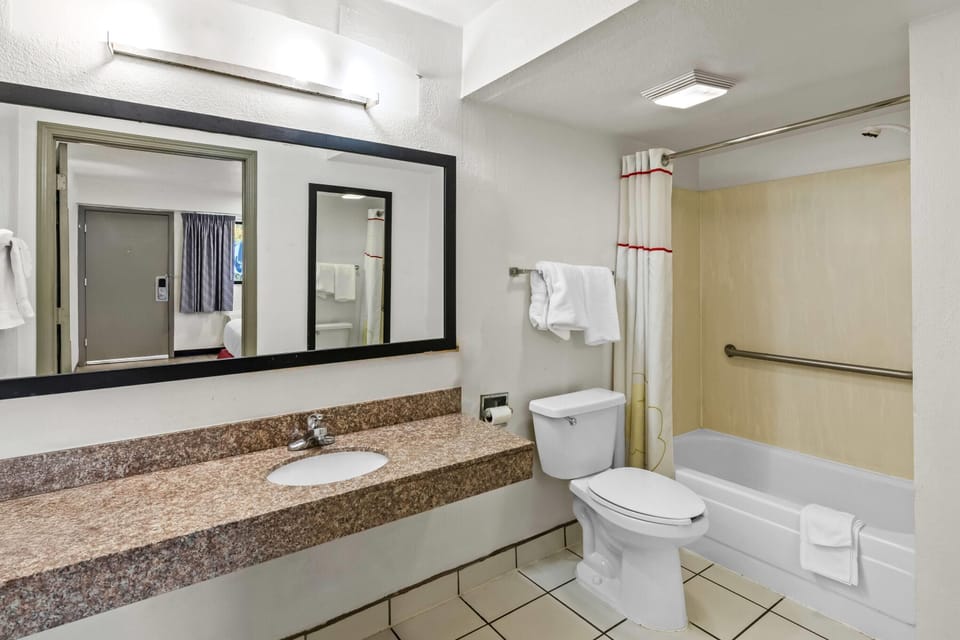 Room, 1 King Bed, Accessible, Non Smoking | Accessible bathroom