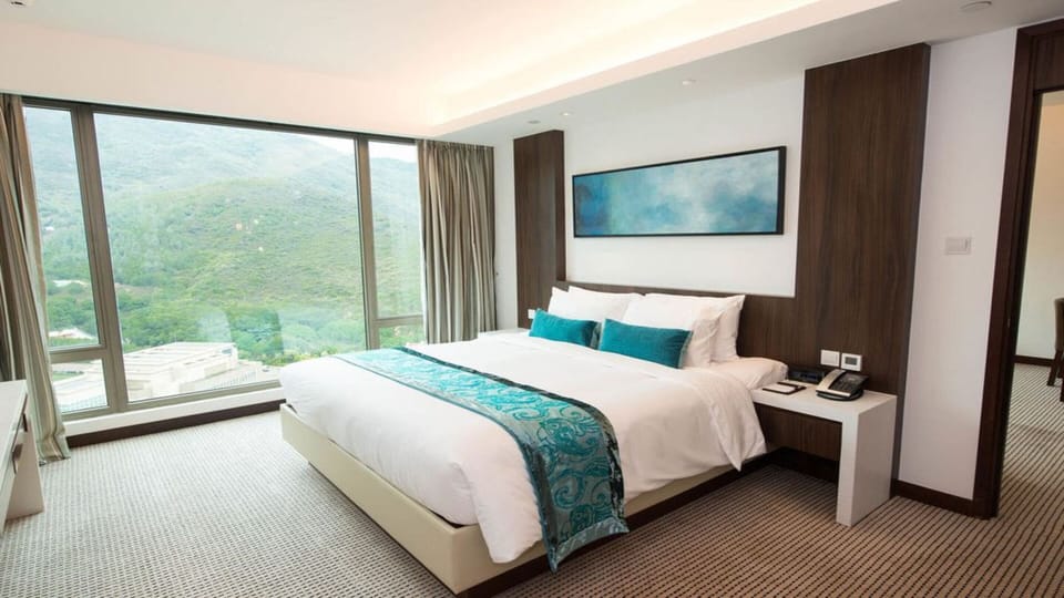Mountain View One Bedroom Suite | In-room safe, desk, iron/ironing board, free WiFi