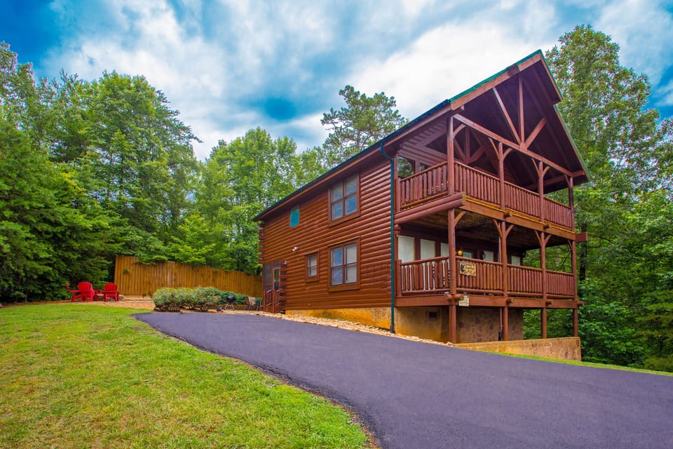 Sugar Bear Run Exterior with Parking for 6 Vehicles