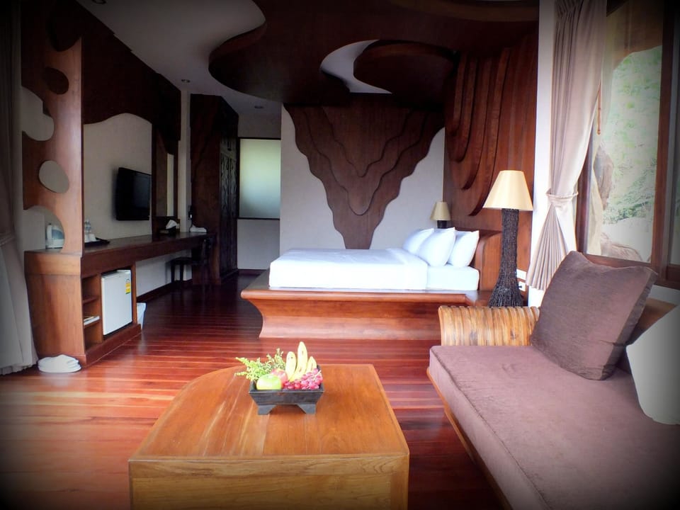 Deluxe Room | Living area | Flat-screen TV