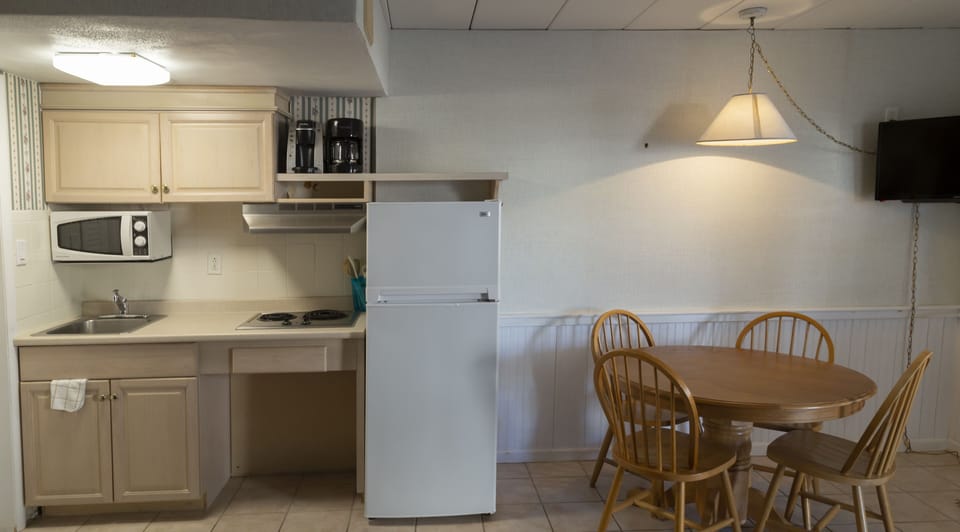 Deluxe Double Room | Private kitchenette | Coffee/tea maker, mini-fridge, microwave