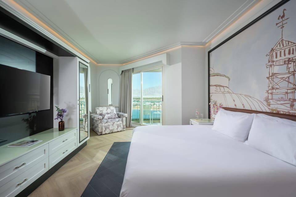 Boutique Deluxe | Minibar, in-room safe, desk, blackout drapes