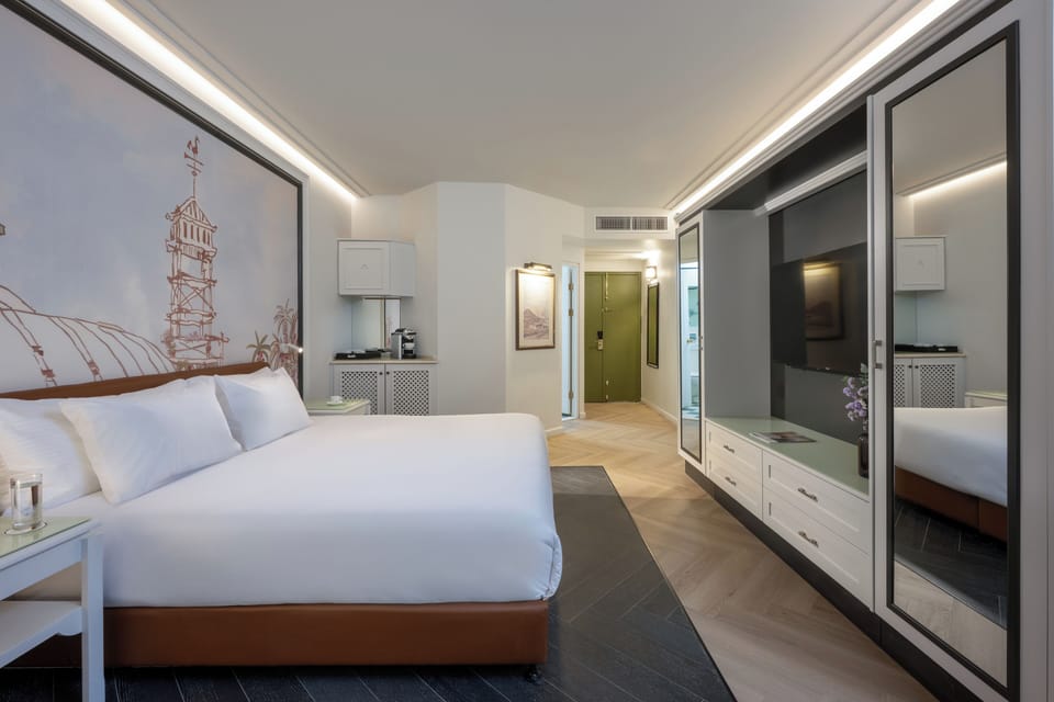 Boutique Deluxe | Minibar, in-room safe, desk, blackout drapes