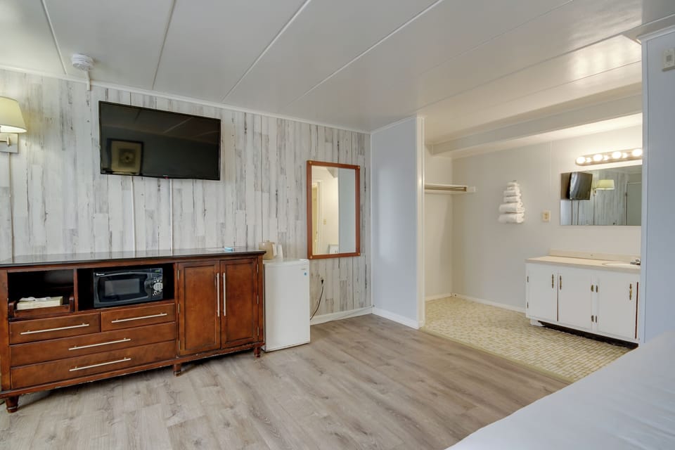 Standard Room, Multiple Beds (Street View) | Free WiFi, bed sheets