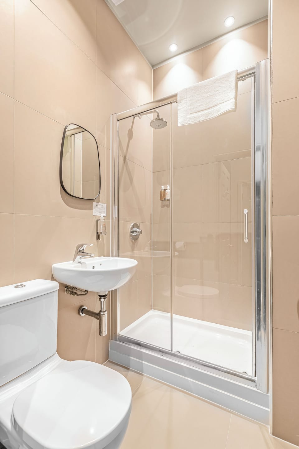 Superior Twin Room | Bathroom | Shower, eco-friendly toiletries, hair dryer, towels
