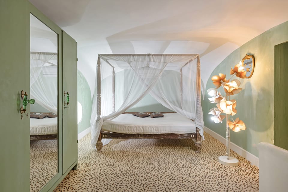 Standard Suite, 1 Queen Bed, Courtyard View | Blackout drapes, soundproofing, WiFi (free), individually furnished