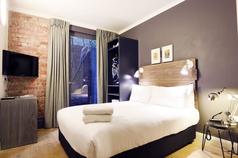 Standard Room, 1 Queen Bed, Non Smoking, Courtyard Area | Individually decorated, individually furnished, soundproofing