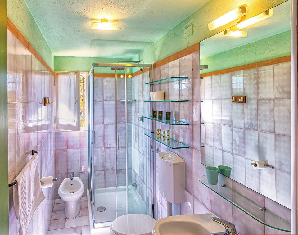Family Suite | Bathroom | Shower, rainfall showerhead, free toiletries, hair dryer