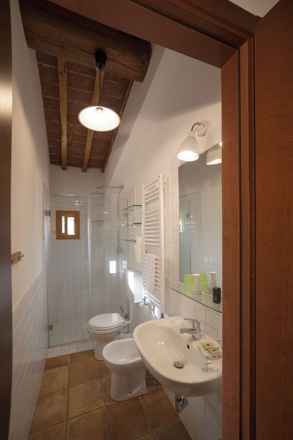 Shower, rainfall showerhead, free toiletries, hair dryer