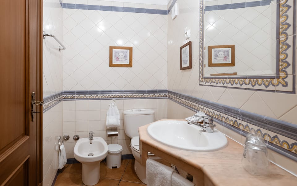 Traditional Double Room, Private Bathroom | Bathroom | Shower, free toiletries, hair dryer, bidet